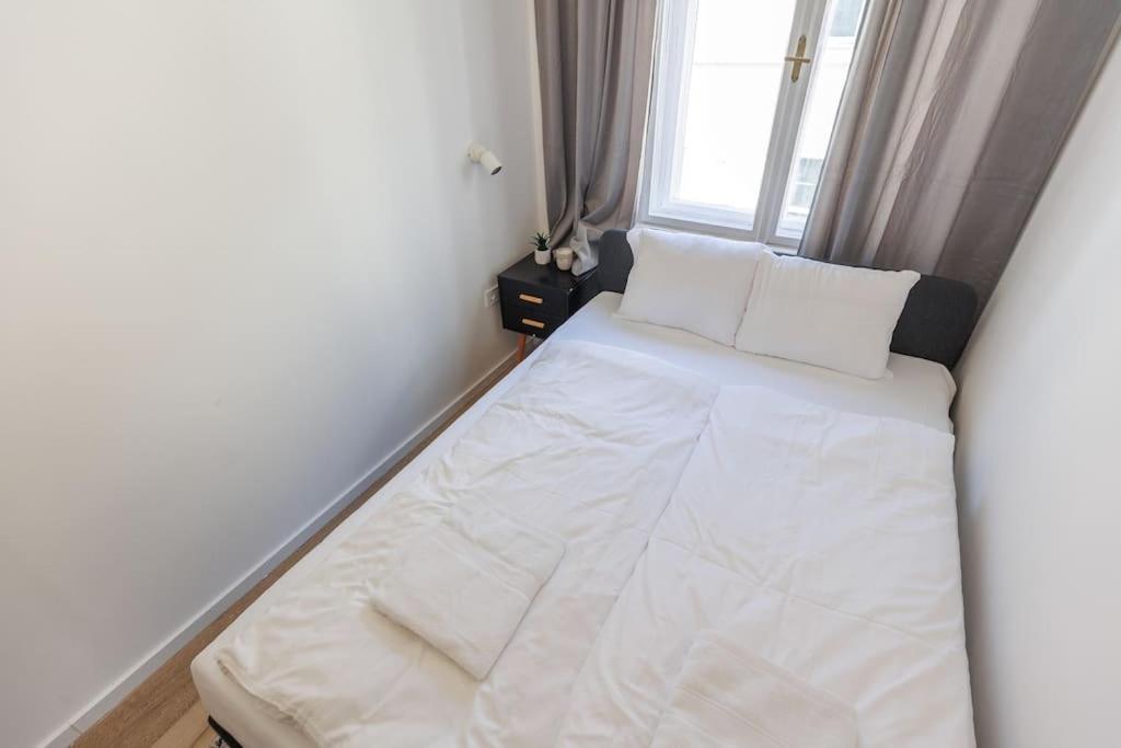 The Grove Hideaway Central 2Br Retreat Boedapest Buitenkant foto